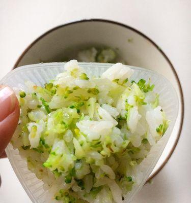 西兰花饭团怎么做？有哪些简单步骤和技巧？