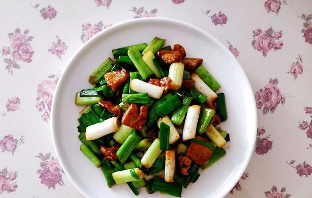 青蒜炒三层肉怎么做？步骤和技巧是什么？