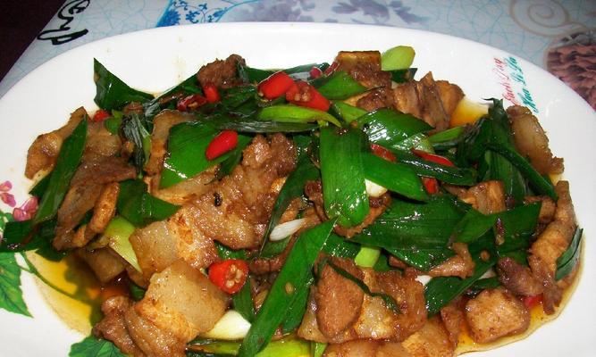 青蒜炒三层肉怎么做？步骤和技巧是什么？