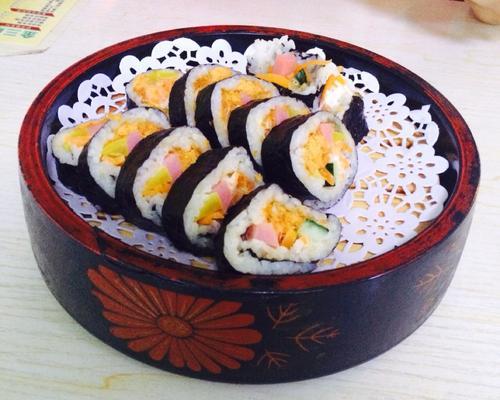 紫菜包饭配大虾沙拉怎么做？步骤和材料有哪些？