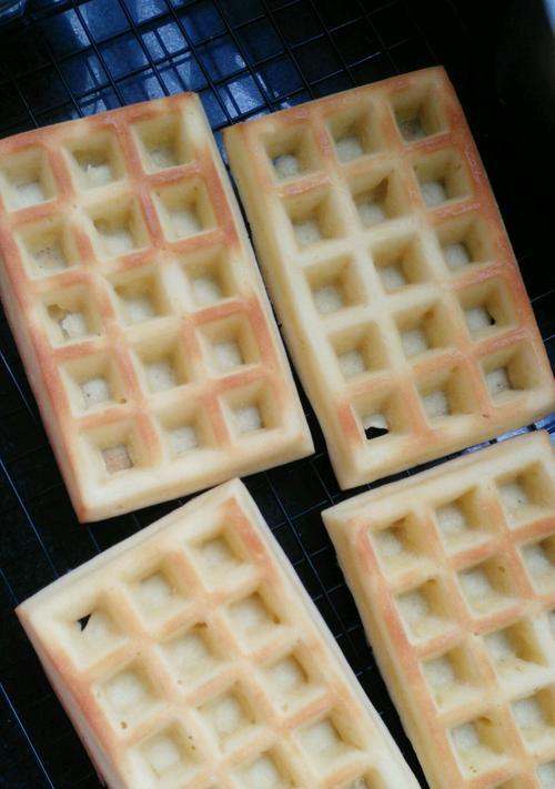 草莓奶油华夫饼怎么做？详细步骤和技巧是什么？