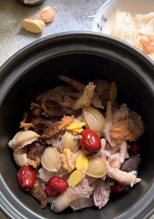 鲍鱼炆鸡的做法是什么？如何在家轻松制作？