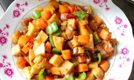 青椒胡萝卜烧肉怎么做？步骤和技巧是什么？