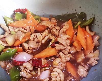 青椒胡萝卜烧肉怎么做？步骤和技巧是什么？