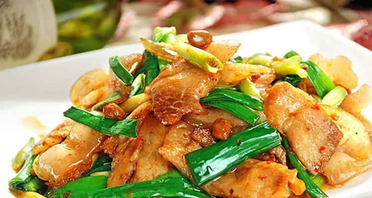 秋葵回锅肉怎么做？步骤和技巧有哪些？