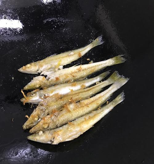 炸小沙丁鱼怎么做才酥脆？有哪些步骤和技巧？