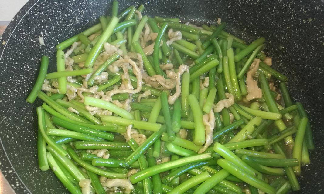 蒜心炒瘦肉的做法是什么？如何炒出鲜嫩多汁的蒜心瘦肉？