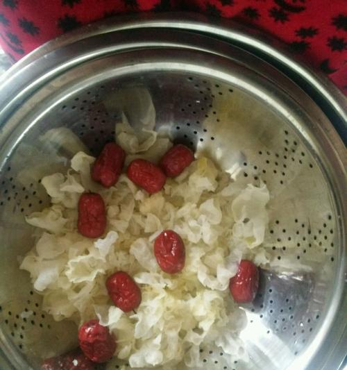银耳甜汤怎么做？有哪些简单易学的步骤？