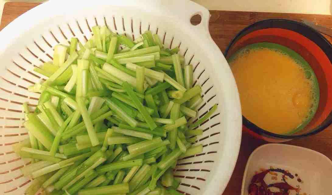常州特色菜凉拌水芹怎么做？步骤和技巧是什么？