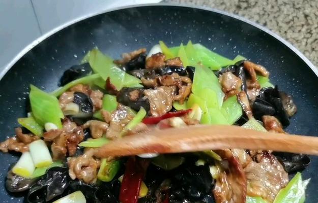 莴笋木耳炒大虾怎么做？步骤和技巧有哪些？