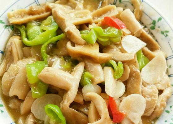 青椒炒菌的做法是什么？如何炒出美味的青椒炒菌？