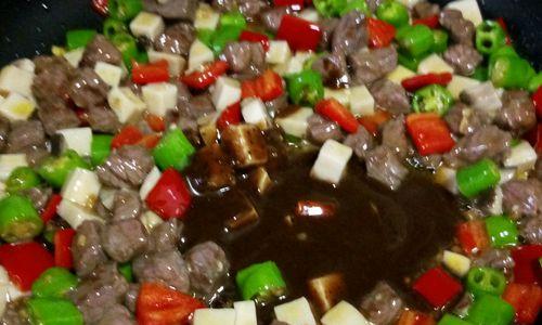 双椒炒牛肉的做法是什么？如何在家轻松制作？