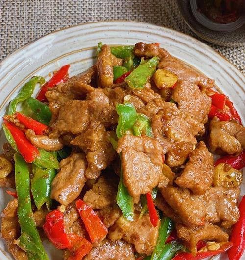双椒炒牛肉的做法是什么？如何在家轻松制作？