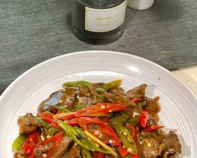 双椒炒牛肉的做法是什么？如何在家轻松制作？