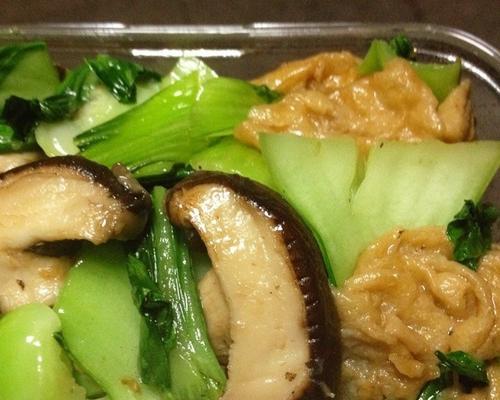 如何在家轻松制作美味的白菜炒油面筋？白菜炒油面筋的正确步骤是什么？