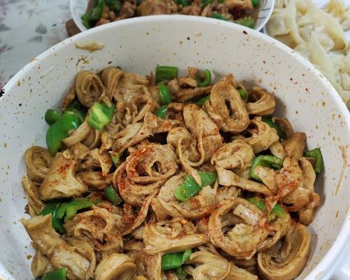 如何在家轻松制作美味的白菜炒油面筋？白菜炒油面筋的正确步骤是什么？