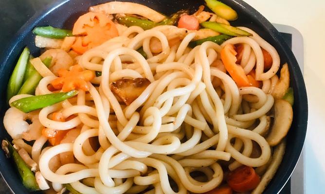 乌冬面炒泡菜丝怎么做？步骤和技巧是什么？