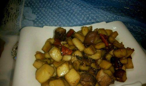 三色杏鲍菇丁怎么做？有哪些步骤和技巧？