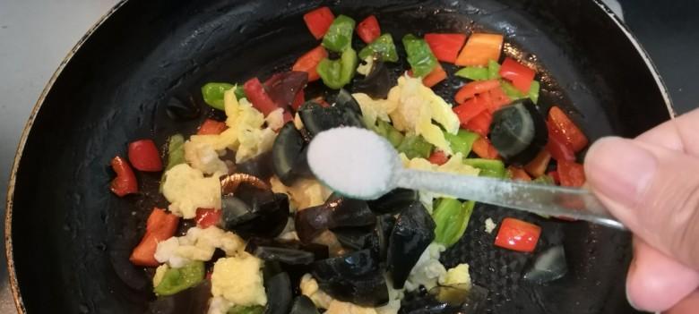 青椒炒皮蛋怎么做？步骤和技巧有哪些？