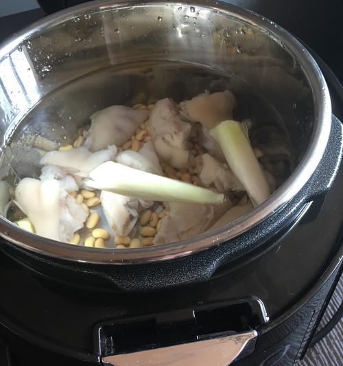 猪蹄尾巴黄豆汤怎么做？有哪些步骤和技巧？
