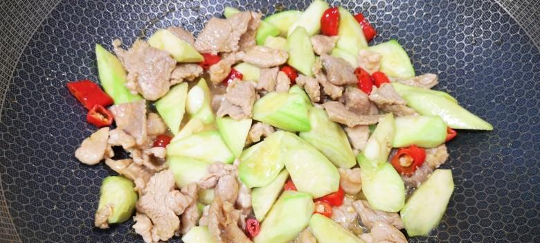 肉片丝瓜怎么做？详细步骤和技巧是什么？