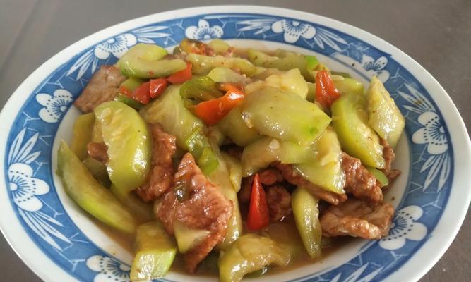 肉片丝瓜怎么做？详细步骤和技巧是什么？