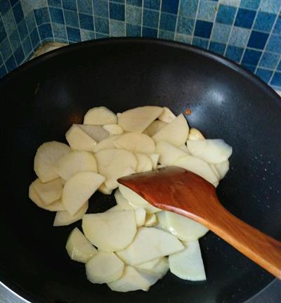 彩椒炒土豆片怎么做？步骤和技巧有哪些？