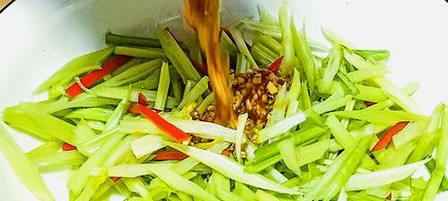 肉丝炝香芹怎么做？步骤和技巧有哪些？