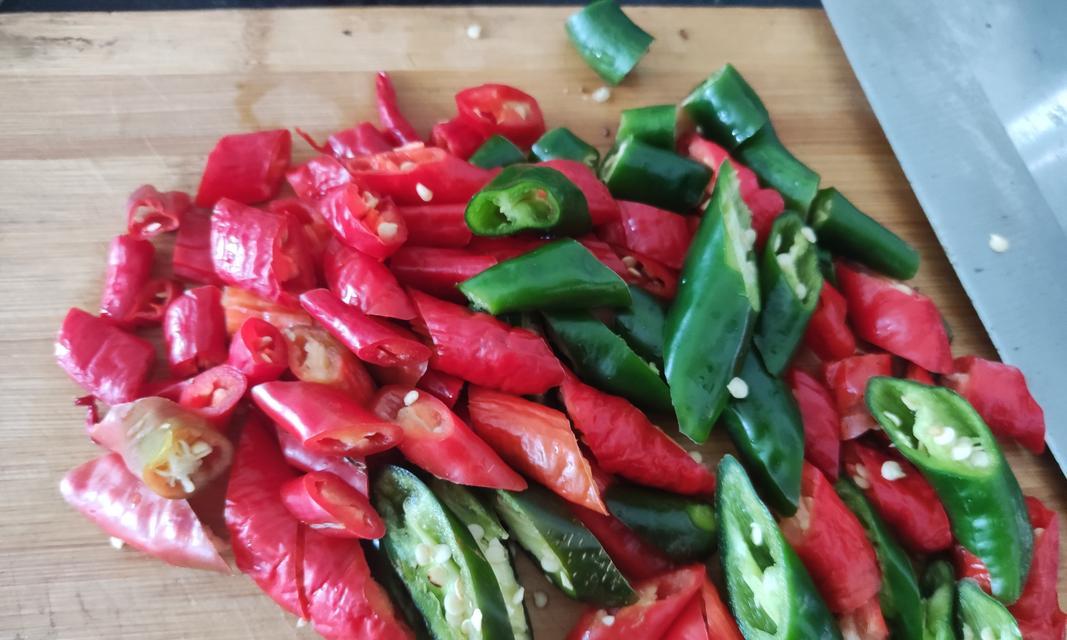 双椒炝肉皮的做法是什么？如何在家轻松制作？