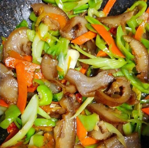 五花腩肉炒青椒怎么做？步骤和技巧有哪些？