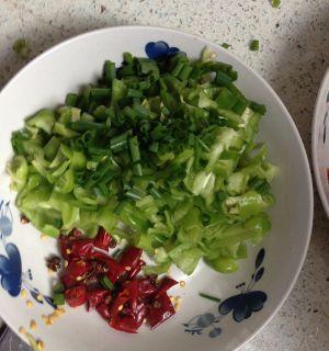 青椒炒泡菜的做法是什么？步骤详细吗？