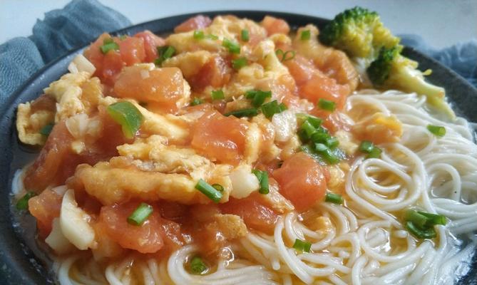 蔬菜鸡蛋面的做法是什么？如何快速制作美味的蔬菜鸡蛋面？