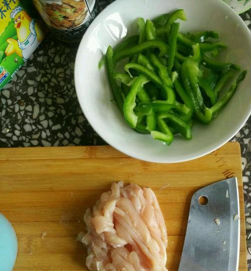 榨菜丝炒鸡胸脯肉怎么做？步骤和技巧有哪些？