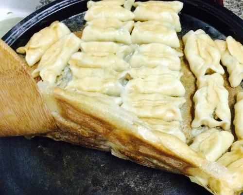 如何在家制作美味的肉三鲜锅贴？锅贴皮破了怎么办？