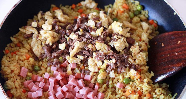 肉丸火腿炒饭的做法是什么？如何做出美味的肉丸火腿炒饭？