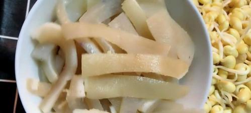 猪皮处理方法的做法？如何在家轻松制作美味猪皮？