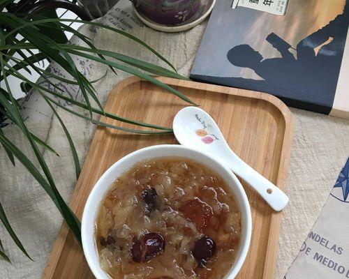 桃胶红枣银耳莲子羹怎么做？有哪些健康益处？