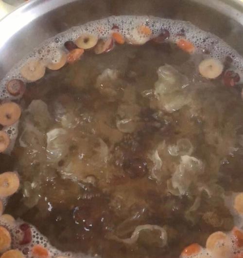 桃胶红枣银耳莲子羹怎么做？有哪些健康益处？