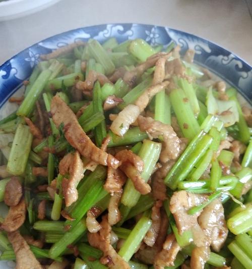 肉小炒芹菜的做法是什么？如何快速做出美味的肉小炒芹菜？