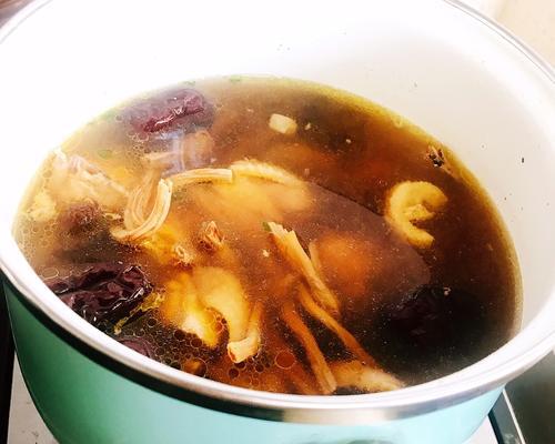 茶树菇炖鸡的做法是什么？如何炖出鲜美的茶树菇鸡汤？