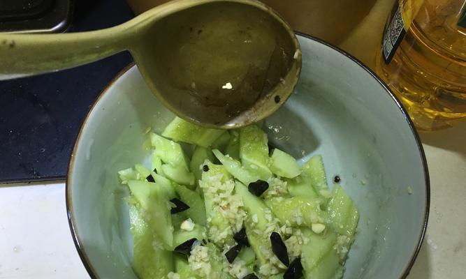 蒜泥黄瓜怎么做？详细步骤和技巧是什么？