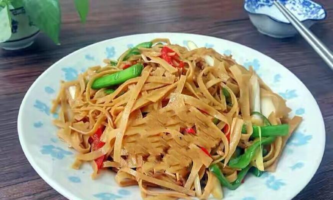 青椒豆皮，色香味俱全的清爽美食（用新鲜蔬菜和豆皮打造的低卡美食）