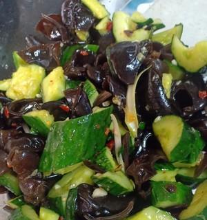 清爽夏日美食——冰爽黄瓜拌淡菜（让味蕾在夏日里体验清爽的美味/黄瓜）