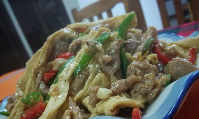 青椒腐竹结的家常做法（用腐竹和青椒打造色香味俱佳的美味佳肴）