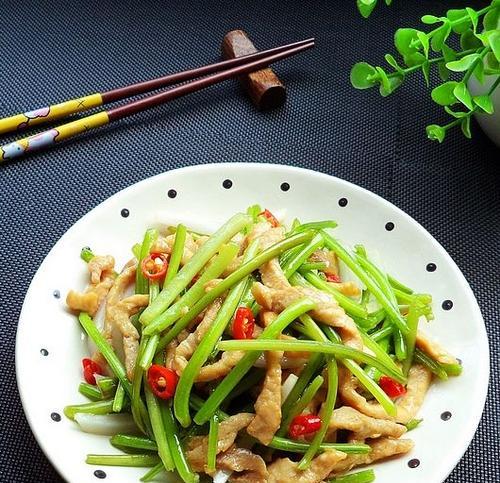 家常美食，炒红薯藤（红薯藤的丰富营养和简单制作方式）