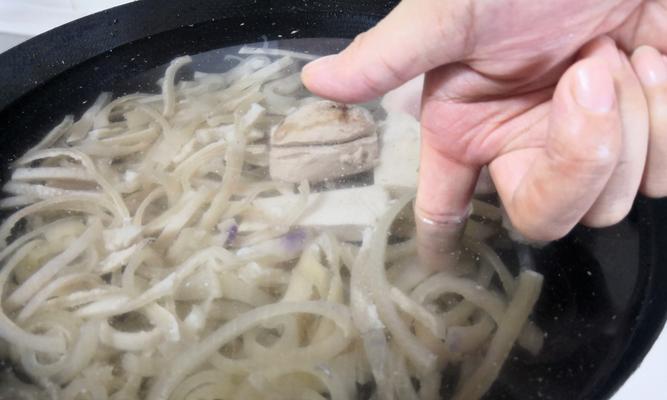 猪皮冻肉，营养美味的家常佳肴（一道传统的家常菜）