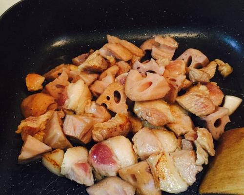 家常炖莲藕的做法（以猪肉为主材）