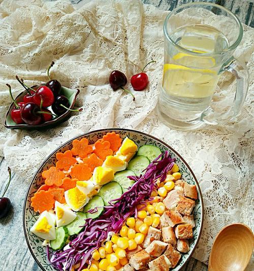 芝麻菜香梨乳酪松子沙拉制作方法（清新可口的夏日沙拉）