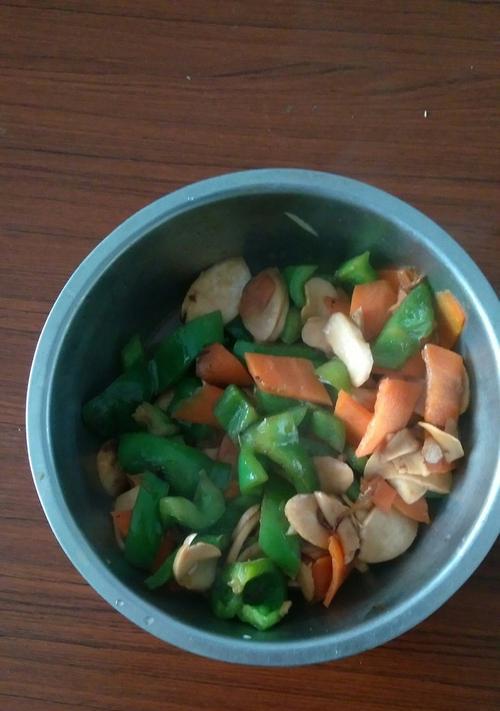 青椒雞腿菇的美食做法（家庭必备的營養佳餚）