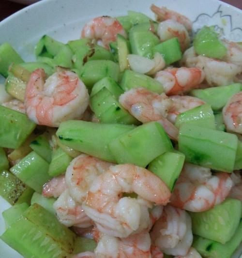 蚕豆炒虾仁的做法——美味又健康（新鲜虾仁与营养丰富的蚕豆）